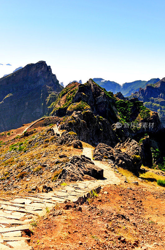 在葡萄牙马德拉岛的Pico do ariiro附近的山上散步